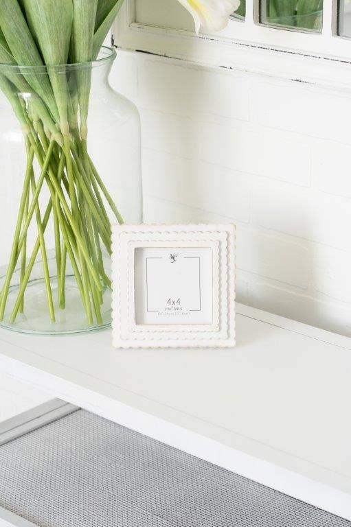 11846 - 6x6x1 wood photo frame (SCALLOP) wh (4x4) pic