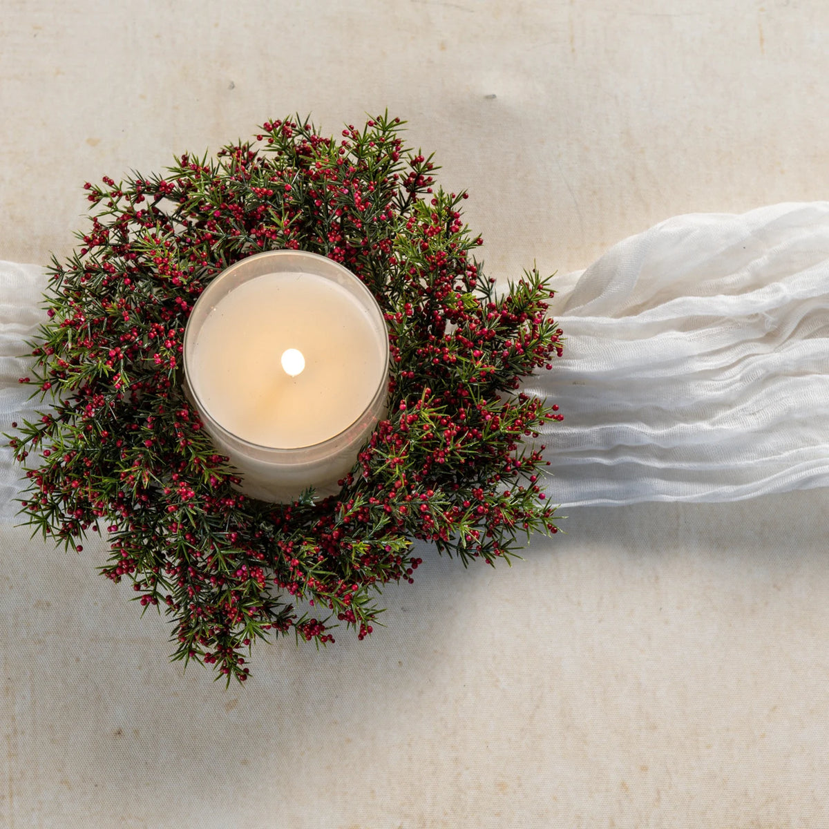 Asparagus Fern &amp; Berry Ring