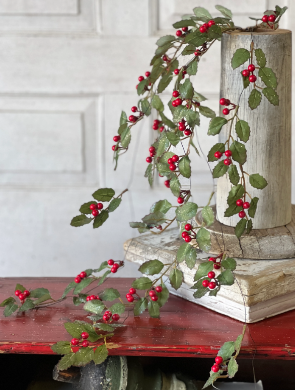 Holly Hanging w/Berry